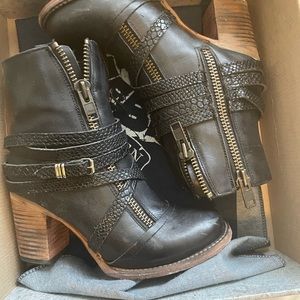 Balboa Free Bird Boots Size 9 only worn once